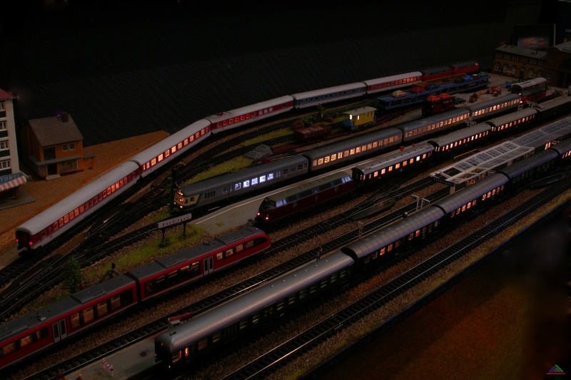 125 Enndingen bei Nacht.JPG - Nachts im Bahnhof Enndingen 2009. Viele Züge haben jetzt Licht. Der Bahnhof aber nicht